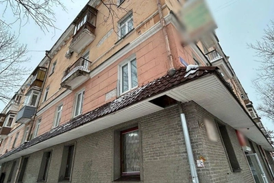 Наледь рухнула на маму с ребенком в Нижнем Новгороде