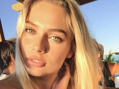 37-летняя Наталья Рудова подтвердила, что беременна, показав округлившийся живот