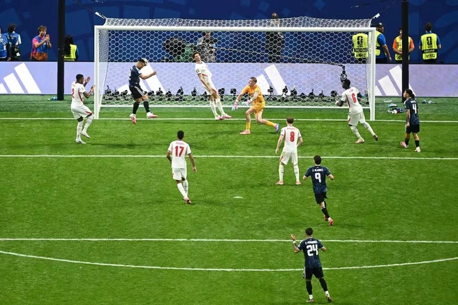 Мартинес забивает победный гол | Источник: Fifa.com