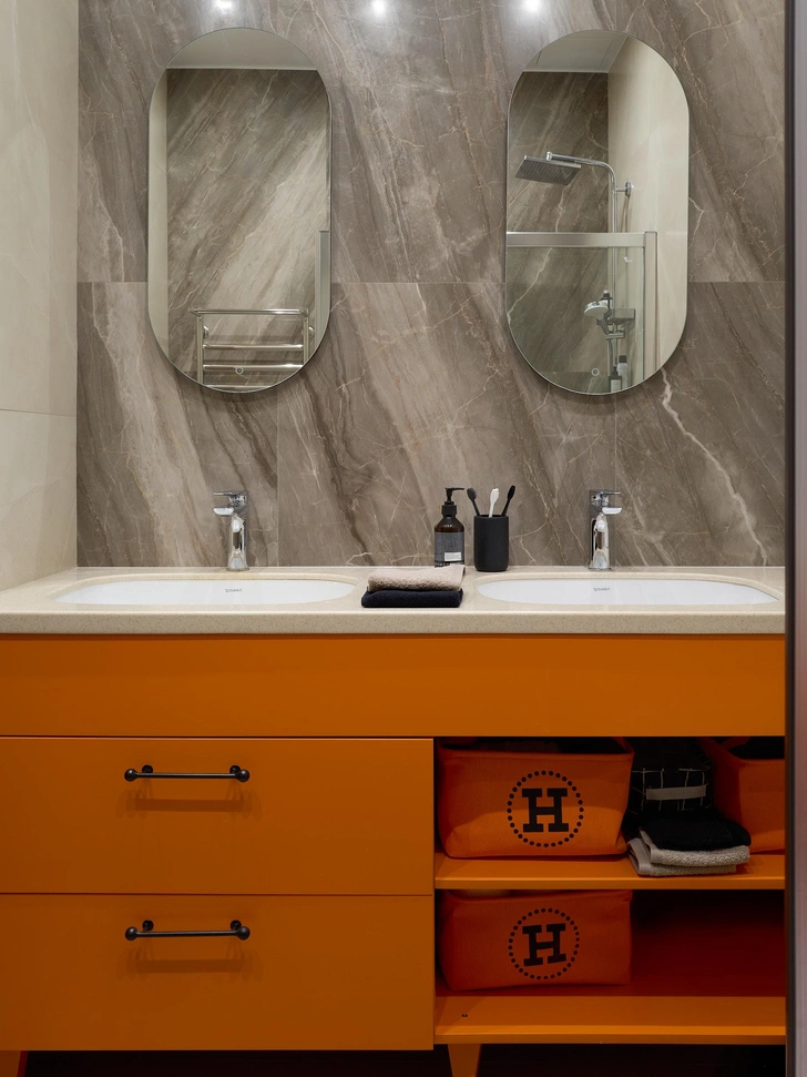 Раковины, Duravit. Зеркала, Stokmann. Плитка, «Урбанист». Тумба изготовлена по индивидуальному эскизу. | Источник: Ник Руденко. Стиль: Людмила Кришталева, Елена Середа 