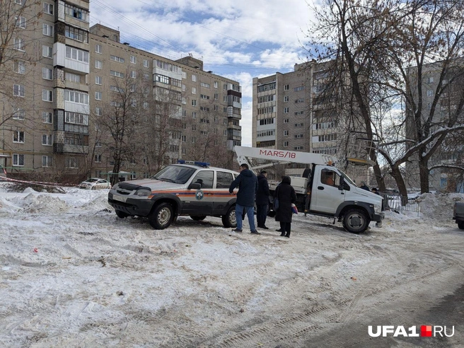 На месте работают сотрудники УГЗ  | Источник: Булат Салихов / UFA1.RU