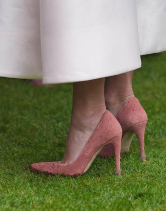Весь день на ногах: модный лайфхак от Зары Тиндолл, как сделать туфли на шпильках удобными