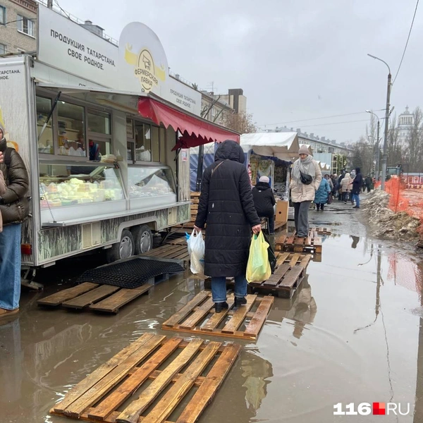 Из-за оттепели по рынку тяжело ходить — лучше плавать | Источник: Руфина Калимуллина / 116.RU