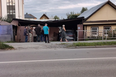 В Тюмени авто снесло дорожный знак и влетело в пристрой