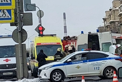 Малоохтинский проспект заблокирован после ДТП со скорой