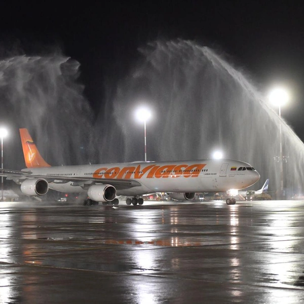 Первый рейс из Венесуэлы прилетел в Петербург. Встречали с хлебом-солью  | Источник: Пресс-служба аэропорта Пулково