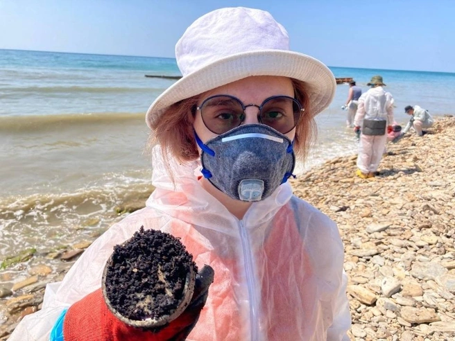 Группа исследователей использует материал на месте ликвидации аварии в Краснодарском крае  | Источник: пресс-служба ВТЗ