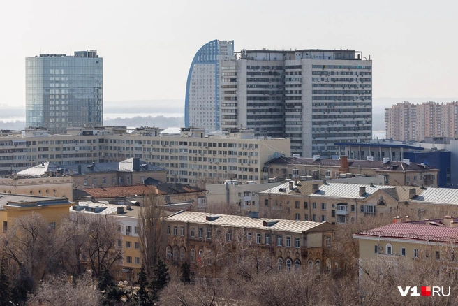 Волжские паруса скромно прячутся на фоне высотки с «мигающими окнами» | Источник: Алексей Волхонский / V1.RU