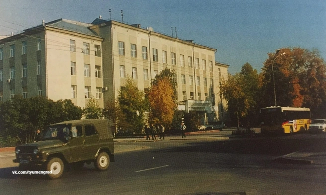 Бывший главный корпус ТюмГУ на Республики, 9. До его сноса&nbsp;— почти два десятка лет. За это время отсюда выпустятся тысячи студентов | Источник: Большая Тюменская энциклопедия: энциклопедия. Т. 3. Р&nbsp;— Я / Тюмень: изд-во Тюменского университета, Тюмень до нашей эры / Vk.ru