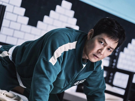 Дибцева борется за дочь, 77-летний Шварценеггер играет мускулами, финал «Игры в кальмара»: топ-10 сериалов июня