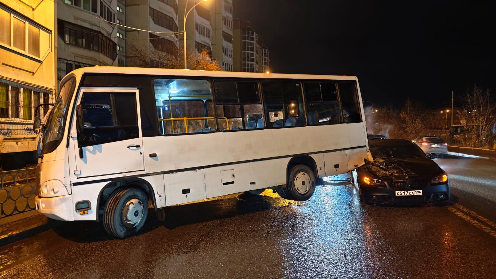 В Екатеринбурге дорогая иномарка угодила под автобус: видео