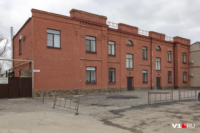 В этом здании располагались квартиры для начальства железнодорожной станции | Источник: Константин Завриков / V1.RU