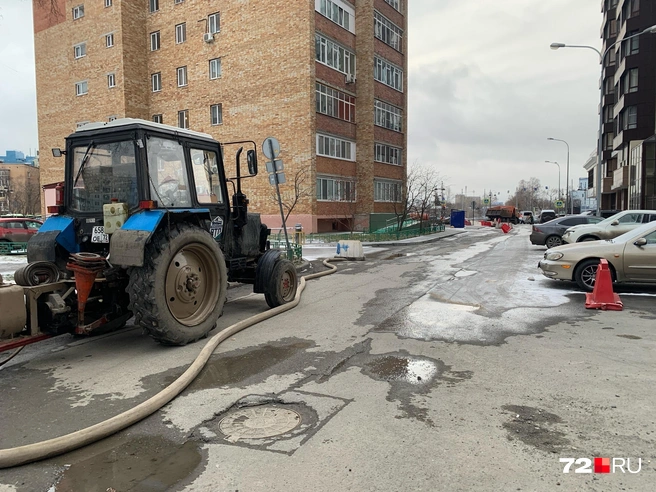 На месте работают сотрудники УСТЭК. Ранее тут дежурил наряд ДПС | Источник: Никита Кифорук / 72.RU