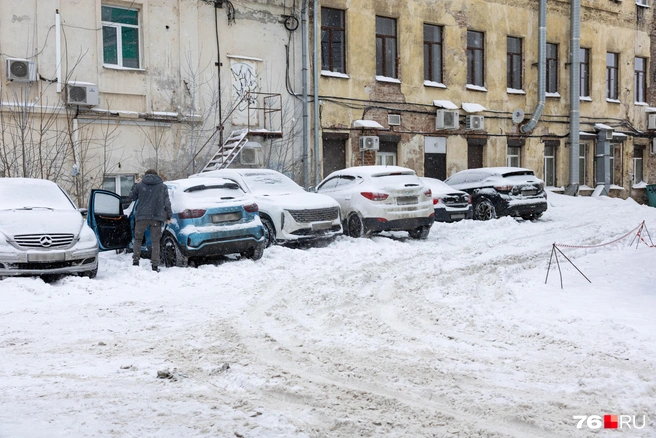 Во дворах с уборкой снега сложнее обстоят дела  | Источник: Артем Бауман / 76.RU