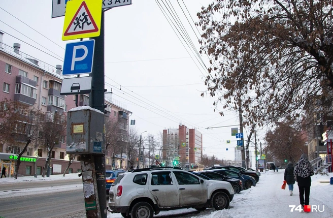 Первые «фантомные» платные парковки появились в городе несколько лет назад. Обещают, что теперь всё будет по-настоящему | Источник: Екатерина Тычинина