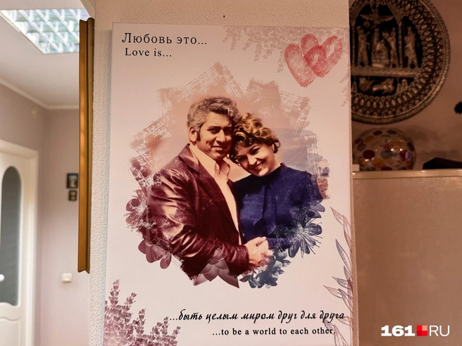 В квартире Светланы Пеливановой висит ее постер с мужем | Источник: Ирина Бабичева / 161.RU