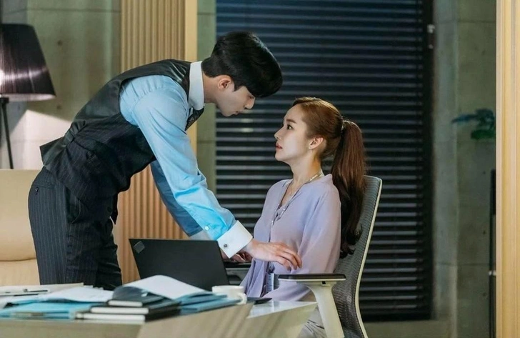 Запретная страсть: 10 сериалов о любви, которая не должна была случиться | Источник: кадр из сериала «Что случилось с секретарем Ким»