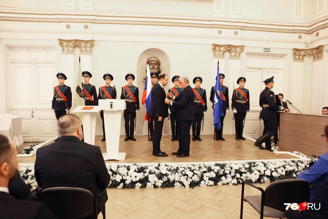 Знак власти на мэра надел депутат муниципалитета | Источник: Алёна Косточкина