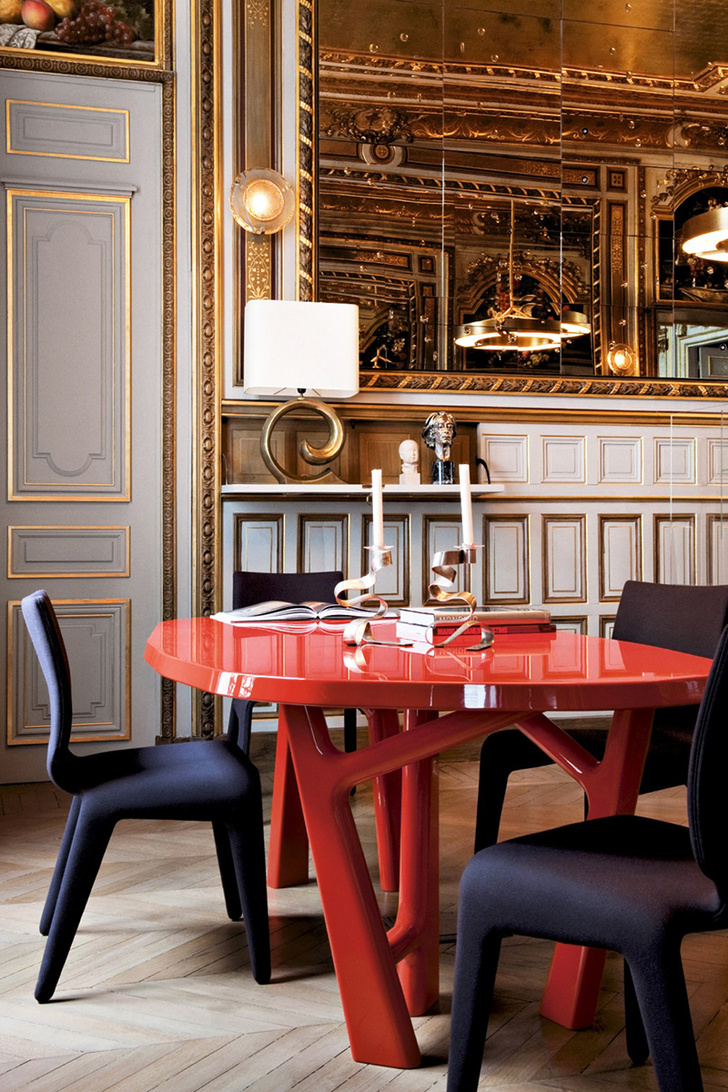 Покрытый ярко-красным лаком стол Ibu, вносит неформальную ноту в дворцовый интерьер парижского особняка. Проект декоратора Клавса Розенфлака
