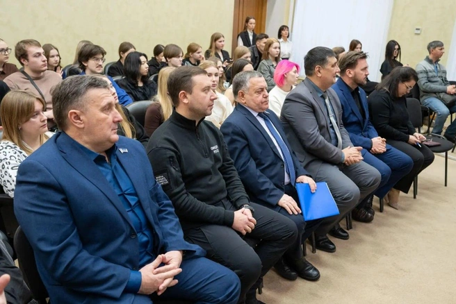 Сборник «Марафон героев» передадут авторам, героям рассказов и городским библиотекам | Источник: Тюменская городская дума