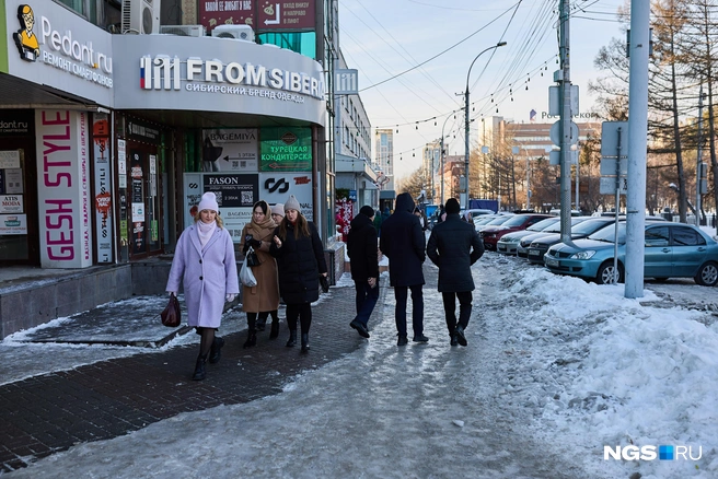Многие новосибирцы осторожно передвигаются, держа знакомых под руку | Источник: Александр Ощепков / NGS.RU