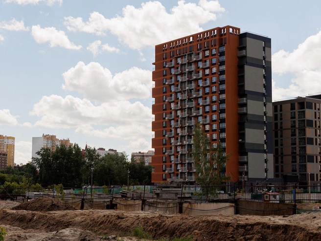 В Зареке возводится комплекс из двух разновысотных домов — первый и единственный на данный момент арендный дом в Тюмени. | Источник: Ирина Шарова / 72.RU 
