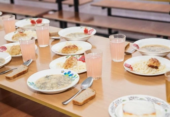 Эти 10 блюд из школьной столовой люди, рожденные в СССР, помнят лучше, чем имена учителей