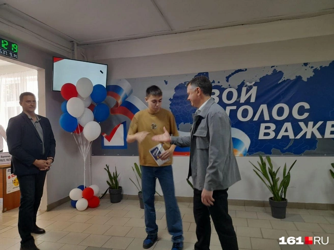 Юрий Слюсарь поздравил ростовчанина, который впервые пришел на выборы | Источник: Ксения Сухоленко / 161.RU