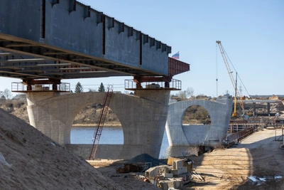 Возведение опор моста через Великую на Северном обходе Пскова