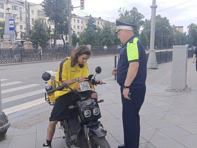 Курьер на электробайке был остановлен за то, что не спешился, хотя его транспорт мог нарушать правила движения по тротуару. | Источник: Мария Берендт / E1.RU