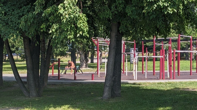 Кто-то и вовсе решил позагорать на площадке | Источник: Лиза Пичугина / NGS.RU