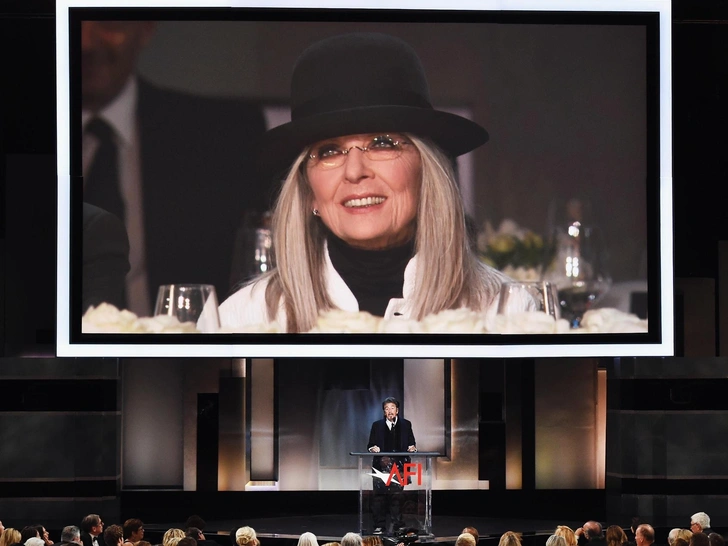 Аль Пачино выступает на сцене во время 45-й церемонии вручения премии Американского института киноискусства, за ним за большом экране транслируется изображение Дайан Китон — лауреата кинопремии, 8 июня 2017 года, Голливуд, Калифорния.