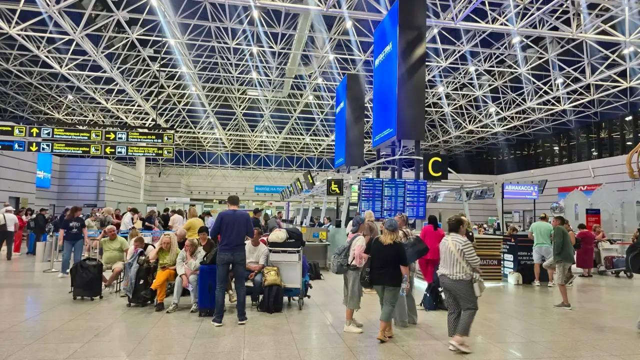 В аэропортах Сочи и Краснодара коллапс — задерживаются десятки рейсов по стране и миру