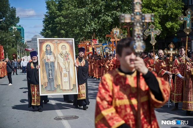 По центру Новосибирска пронесли икону с изображением Кирилла и Мефодия | Источник: Александр Ощепков / NGS.RU