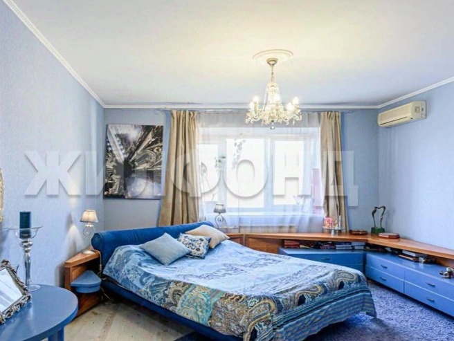 Одна из спальных комнат оформлена в голубой гамме | Источник: N1 / Жилфонд 