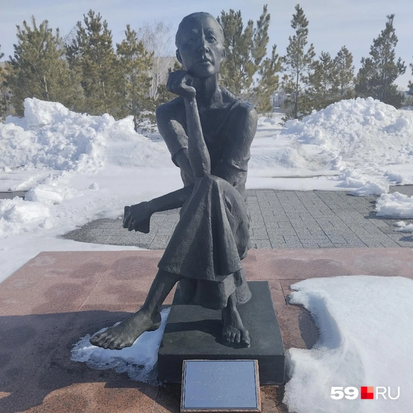 Памятник перед входом | Источник: Ольга Якунчева / 59.RU