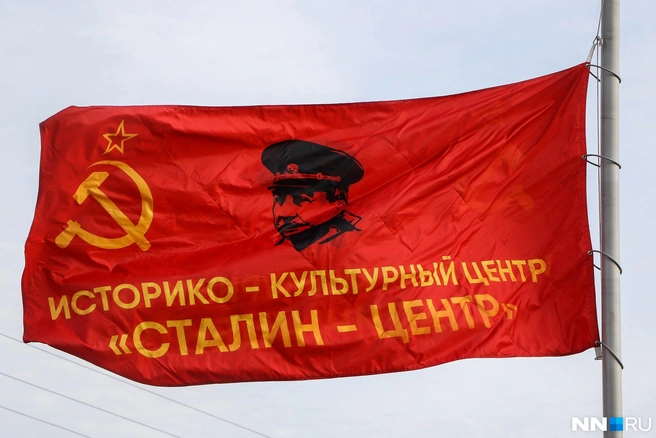 Стяг уже развевается над зданием | Источник: Наталья Бурухина / NN.RU