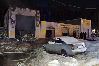 В Екатеринбурге сгорел автосервис с дорогими авто