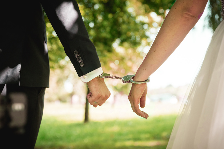 Участников свадьбы в Крыму арестовали за песню