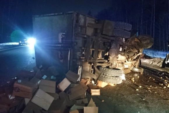 Один из автомобилей перевернулся | Источник: МЧС по Ярославской области