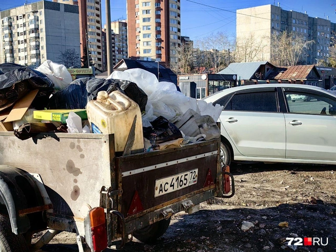 Прицеп, конечно, собственность частная. Но выглядит он не очень среди частных домов  | Источник: Павел Красоткин / 72.RU 