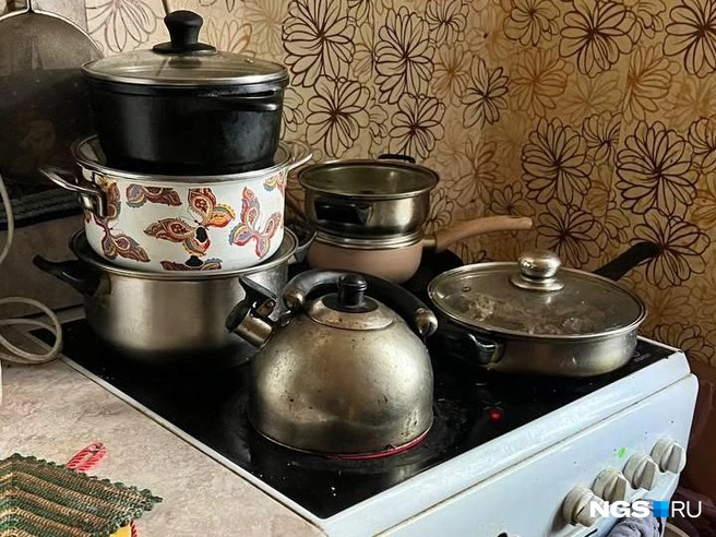 Чтобы просто вымыть неходячего мужа, женщина греет воду в нескольких ёмкостях | Источник: Настасья Медведева / NGS.RU