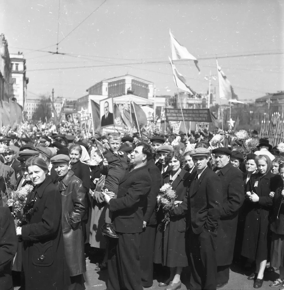 Первомайская демонстрация трудящихся в 1954 году | Источник: А. Сергеев