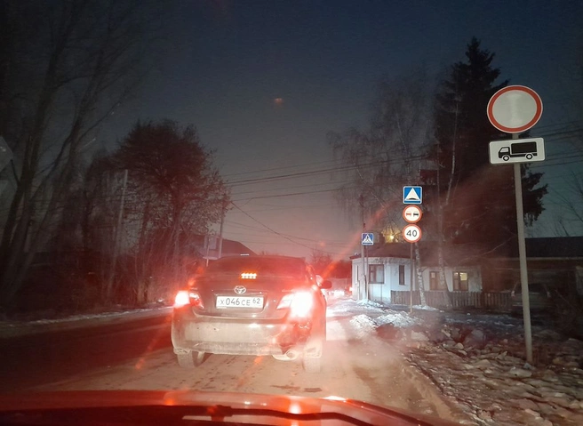 На улице Сережина Гора из-за гололеда развернуло грузовик | 62.ru