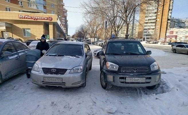 Чичерина, 44. По молодому человеку с ребенком в коляске видно, чем пагубна такая парковка: в буквальном смысле ни проехать ни пройти | Источник: читатель 74.RU