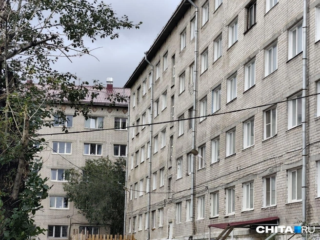Фотография сделана 5 сентября, стена отремонтирована | Источник: Руслан Симушин / CHITA.RU