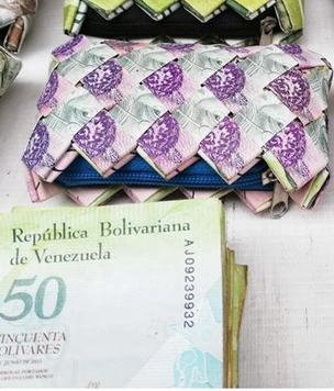 Валюта Венесуэлы обесценилась настолько, что из денег начали делать сувениры для продажи туристам