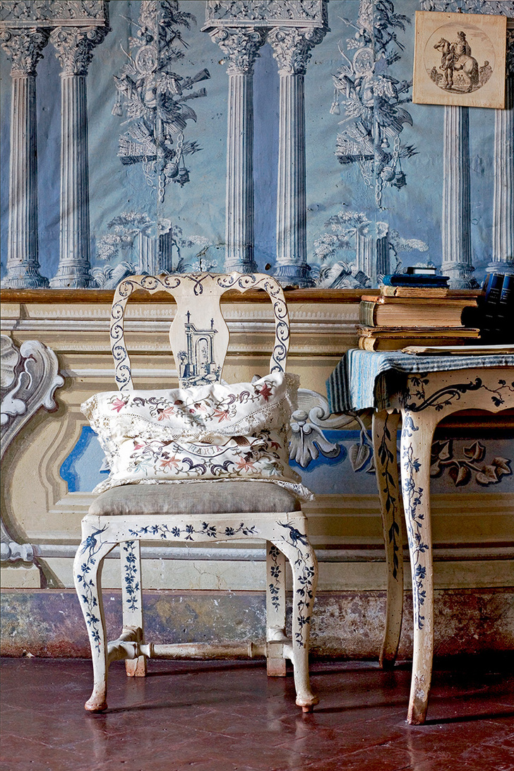 Расписные стулья в Голубой комнате сделаны сиенскими мастерами в начале XIX века.