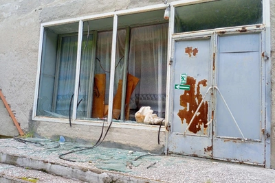 Жители Лесниково жалуются на разбитые окна в бывшем ДК