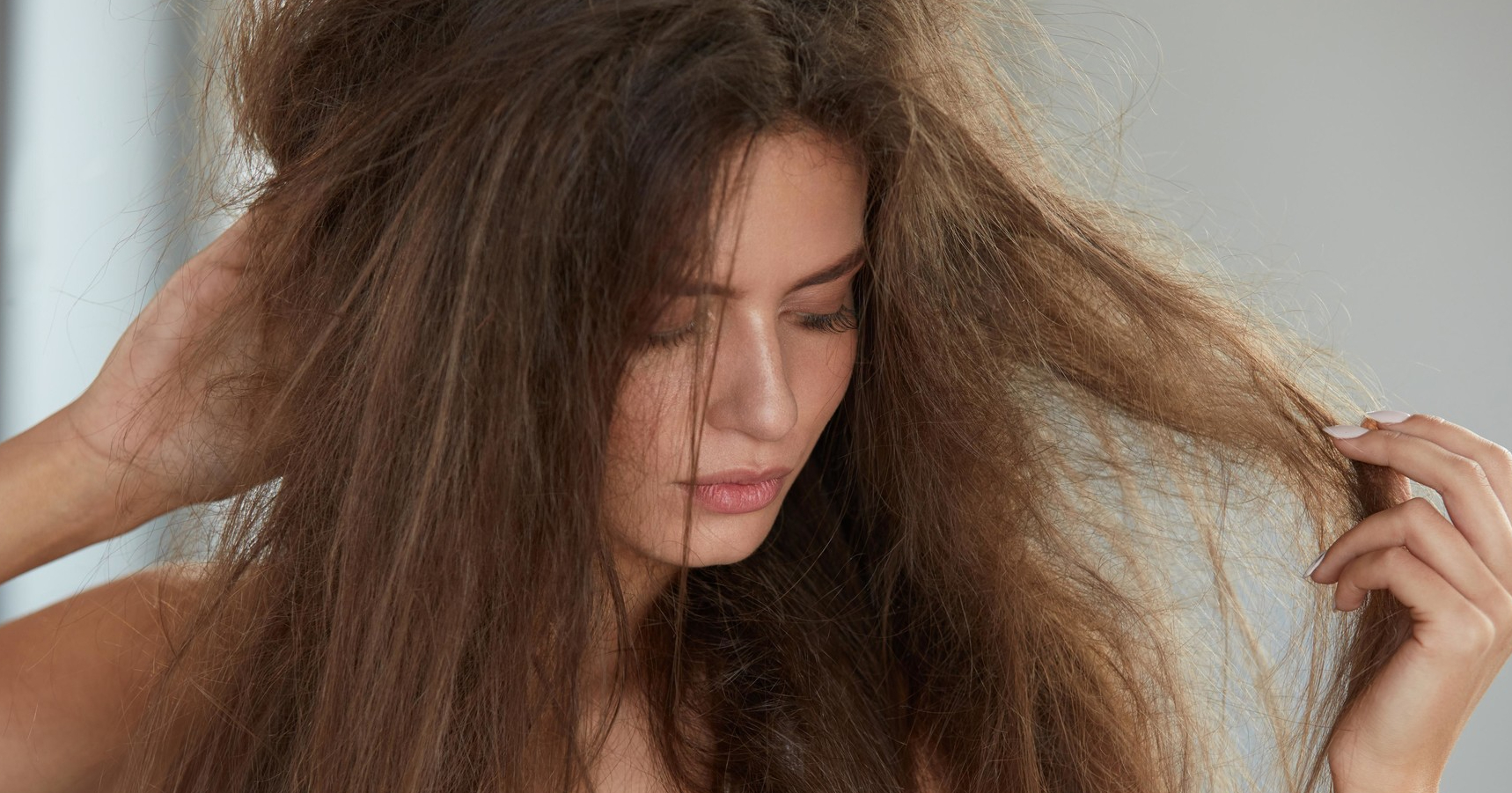 Как ухаживать за жесткими волосами: 5 лучших средств, которые вернут им  жизнь | MARIECLAIRE